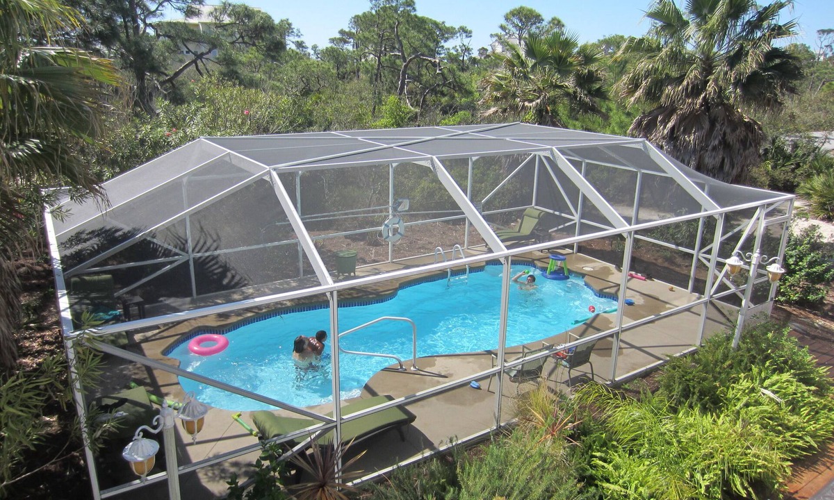 Plantation House | 3 Min to Beach Lrg Pvt Pool, Complimentary Beach Equipment Dogs Allowed