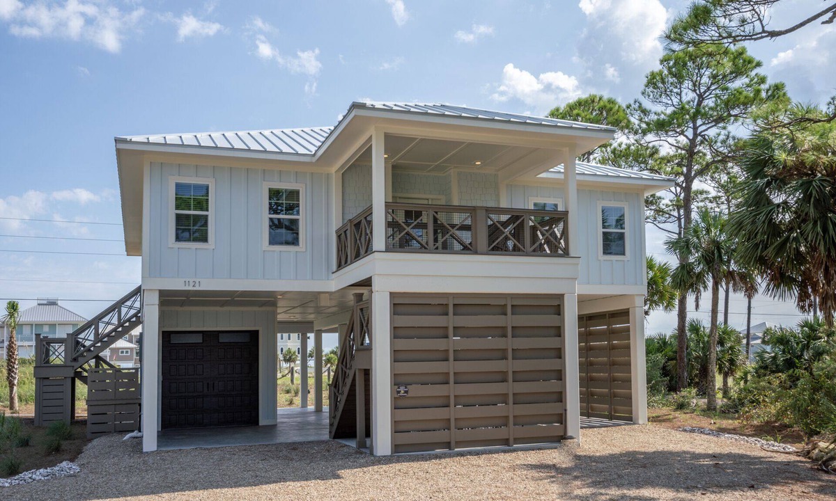East End House | August 2026 Big Savings! Two Shores, 4BR/4BA, Community Pool & Dock