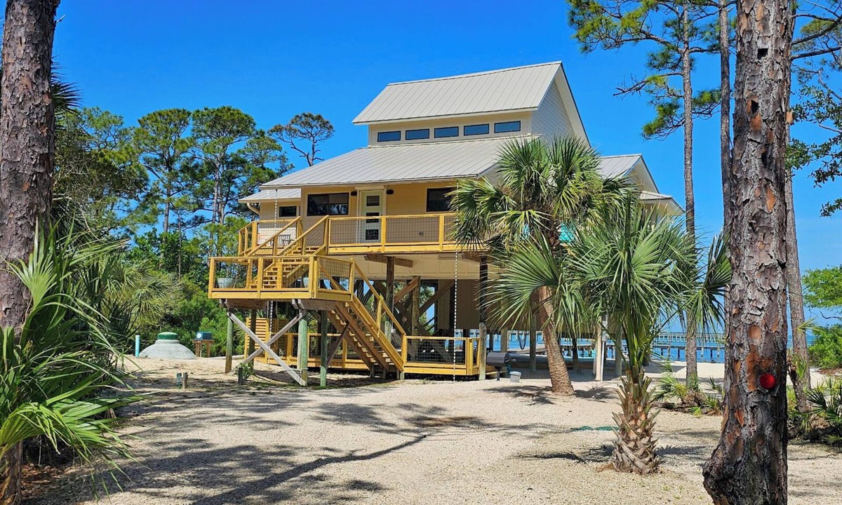 Plantation House | August 2026 Big Savings! BAYFRONT - Old Florida Style Cottage