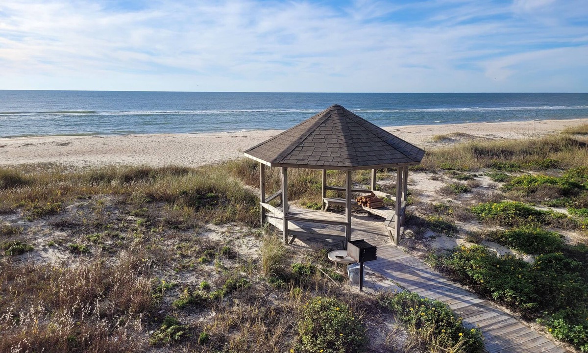 East End Condo | BEACHFRONT Gorgeous View! OCEANFRONT Sunday to Sunday