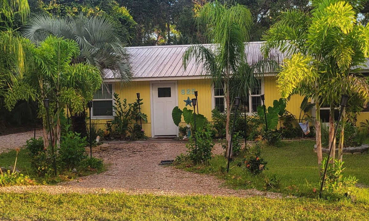 St. George Island House | Cozy Beach Cottage 2 blocks to beach near entertainment food & Fun, screen porch