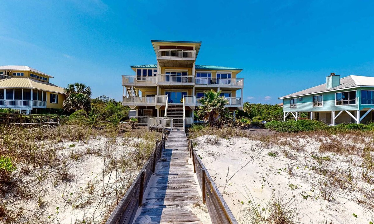 Plantation House | Gorgeous beachfront home - washer/dryer, deck & central AC - community pool