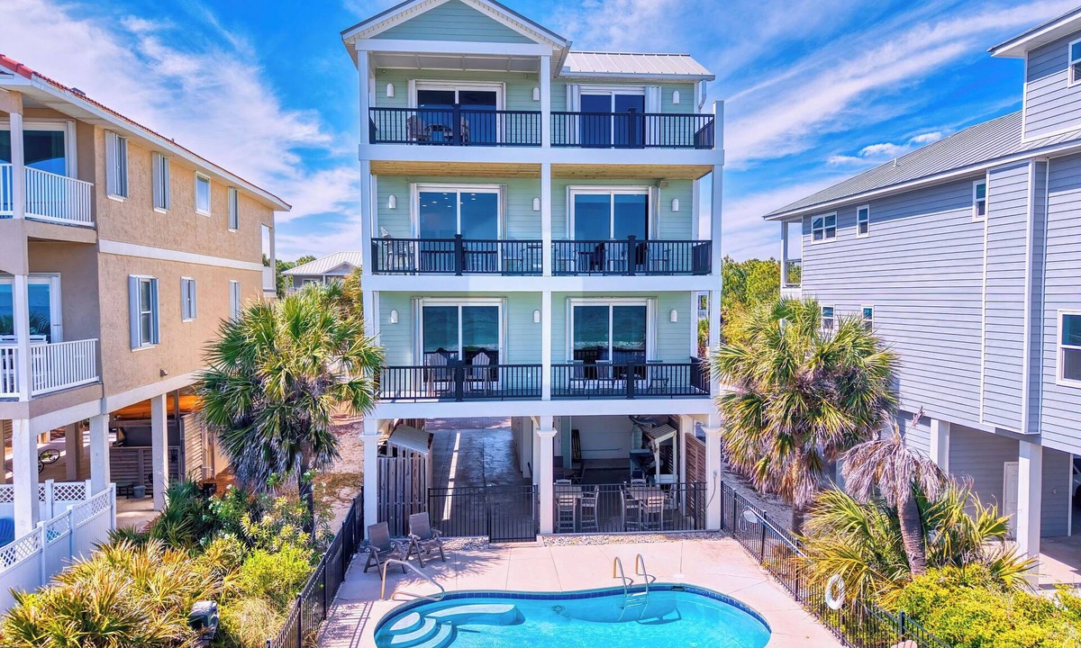 Plantation House | Headed West - Private Pool, Beach Front, Pet Friendly, Beach Gear Included!