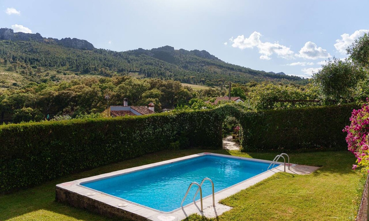 La Acena de la Borrega Cabin | La Cabaña del Llano — private pool and garden on an Extremaduran estate, near Portugal