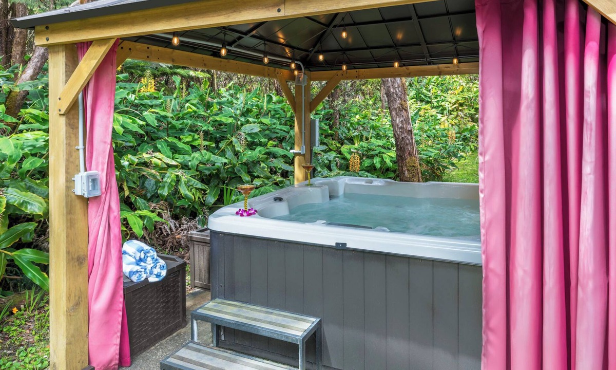 Volcano House | Luxury Suite 1 Mile from Volcanoes National Park