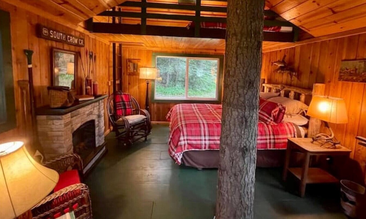 Mead Cabin | Rustic Treehouse Cabin on Green Bluff!