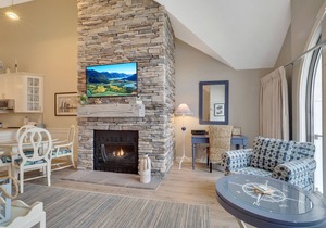 344 Edgewater | Lake Charlevoix Views | Downtown Chx | Pool, Hot Tub, Sauna in Charlevoix