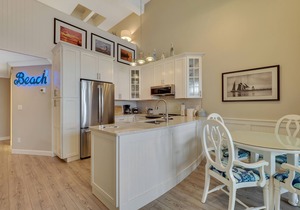 344 Edgewater | Lake Charlevoix Views | Downtown Chx | Pool, Hot Tub, Sauna in Charlevoix