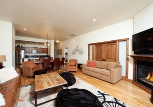Luxury Condo by Main Plaza - Walk to Slopes - Deck with Amazing Views in Durango