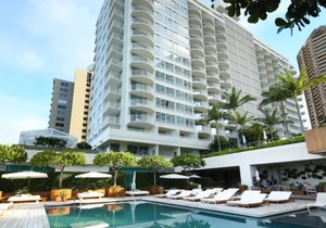 Rare Find! 3 Amazing Units, 2 Pools, Bar, Mini-Market, Gift Shop in Honolulu