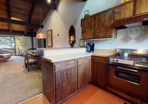 Vintage & Spacious Cabin Get-a-way! Near The Village & Pool On-Site in Mammoth Lakes