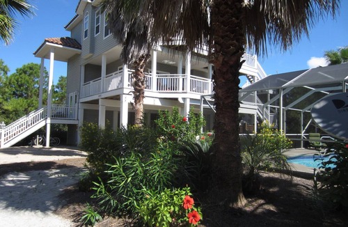 Plantation House | 3 Min to Beach Lrg Pvt Pool, Complimentary Beach Equipment Dogs Allowed