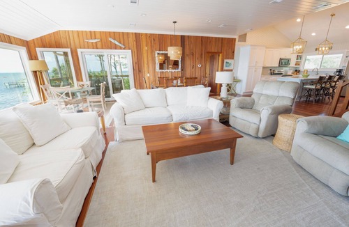 Plantation House | August 2026 Big Savings! BAYFRONT - Old Florida Style Cottage