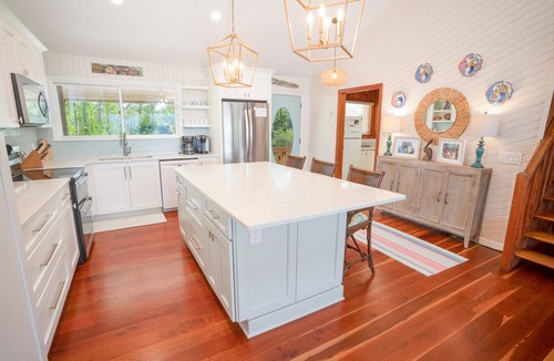 Plantation House | August 2026 Big Savings! BAYFRONT - Old Florida Style Cottage