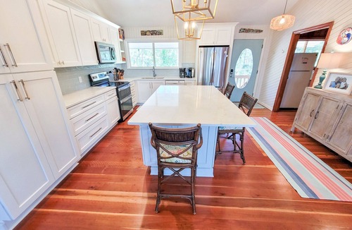 Plantation House | August 2026 Big Savings! BAYFRONT - Old Florida Style Cottage