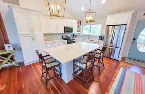 Plantation House | August 2026 Big Savings! BAYFRONT - Old Florida Style Cottage