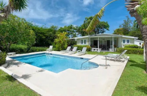 Mullins Villa | Beautiful family villa in a secluded location just 4min walk from Mullins beach