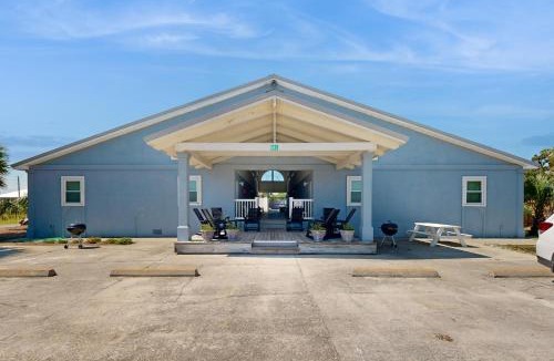 St. George Island House | Classic Beach Condo with a Shared Pool Loft & Grill - Walk to the Beach
