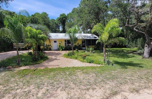 St. George Island House | Cozy Beach Cottage 2 blocks to beach near entertainment food & Fun, screen porch