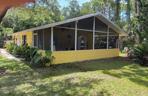 St. George Island House | Cozy Beach Cottage 2 blocks to beach near entertainment food & Fun, screen porch