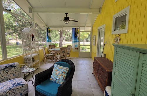 St. George Island House | Cozy Beach Cottage 2 blocks to beach near entertainment food & Fun, screen porch