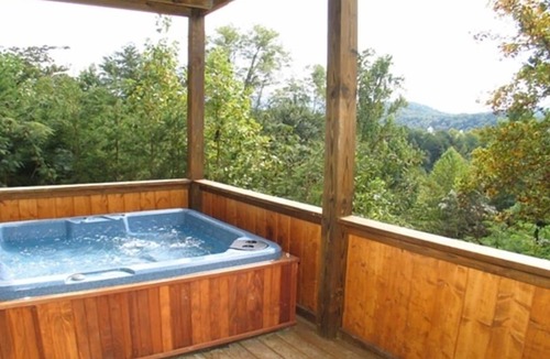 Pigeon Forge Cabin | Decorated Country Christmas 2 BR 2BA + Bunk Beds Wifi High Chair and Porta Crib