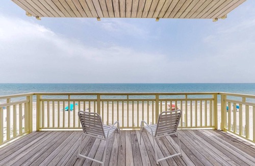 Plantation House | Gorgeous beachfront home - washer/dryer, deck & central AC - community pool