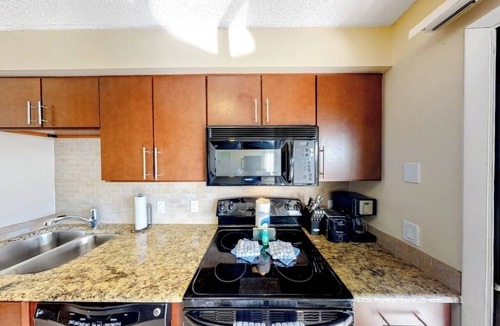 Holmes Beach Condo | Inviting Condo with Shared Pool, High-Speed WiFi, and Central AC