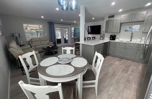 Weeki Wachee Gardens House | Mermaid Life Main River Sleeps 8 kayaks for everyone. Gulf access for scalloping