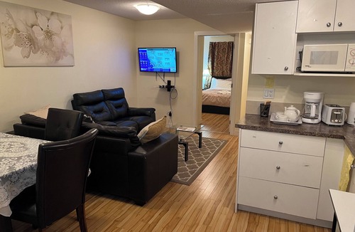 Northwest Edmonton House | Modern 2 BD RM Vacation Home Near West Edmonton Mall & Transit Center/LRT