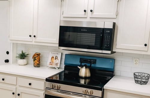 Mobile House | Modern Comfort Meets Homey Charm – Your Perfect 3-Bedroom Getaway