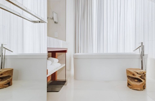 Downtown Seattle Hotel | Modern Luxury Stay in Seattle Near Dining | 3 King Suites