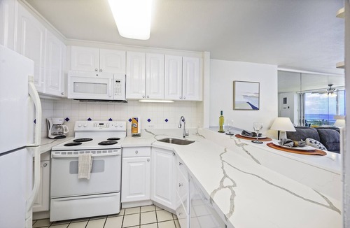 Waikiki Condo | Ocean-Marina Yacht Views Condo Steps to the Beach w/Full Kitchen & Free WiFi