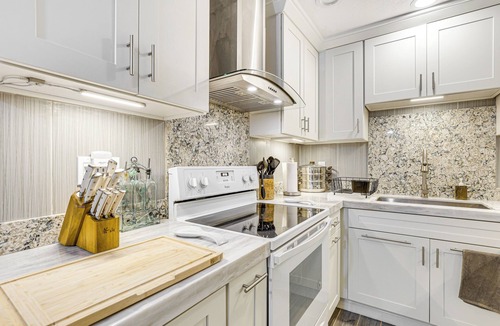 Loma Alta Condo | Oceanside Condo w/Pool & Hot Tub Access!