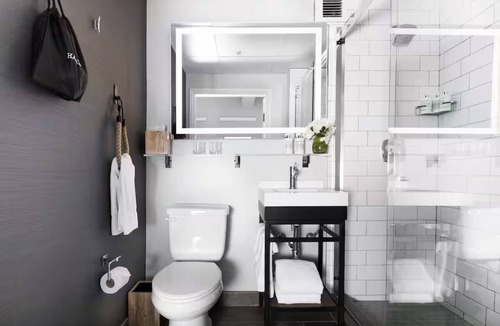 South Beach Hotel | Pet-friendly Queen City View Room w/Free Breakfast | 0.4 Mi to Ferry Bldg