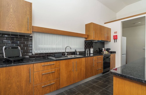 Estreito da Calheta Ski Chalet | Rosas House, tranquil house, 2 BR, 3 bathrooms with Jacuzzi, Airconditioner & BBQ