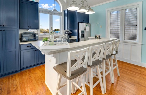 St. George Island House | Steps to the sand, screen porch with ocean view, hot tub, walk to restaurants!