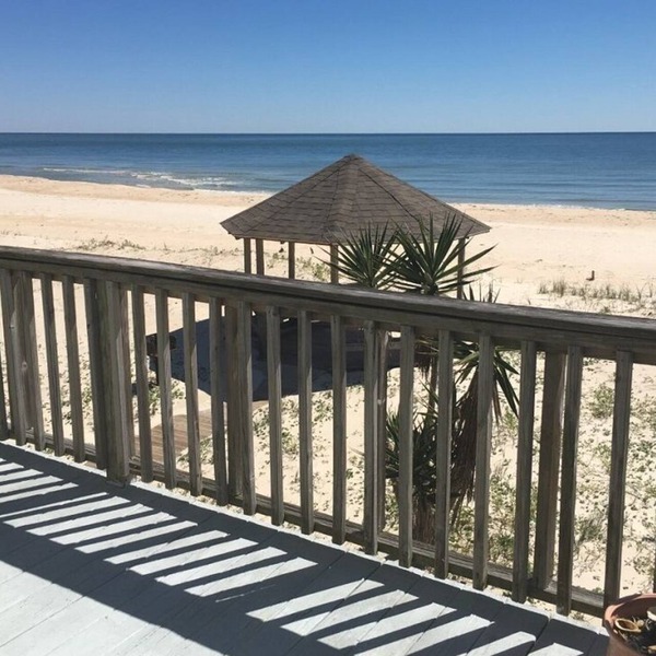 Beachfront condo! Beautiful views! Pet friendly. Saturday to Saturday only