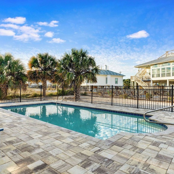 POMPANO Beach studio with pool. Lovely Couple's Getaway… Steps to beach