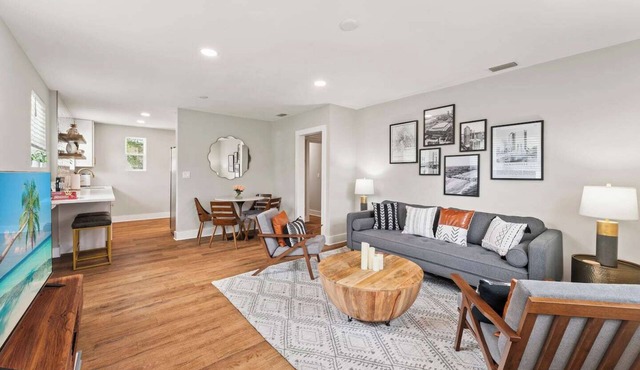 1,536 sqft | 3/2 Modern Bungalow -7 miles to Stadium! in Jacksonville