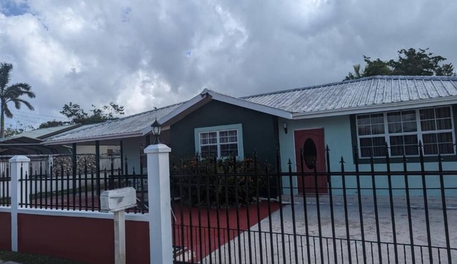 10 min from airport, 3 min from bacob eco park in Ladyville