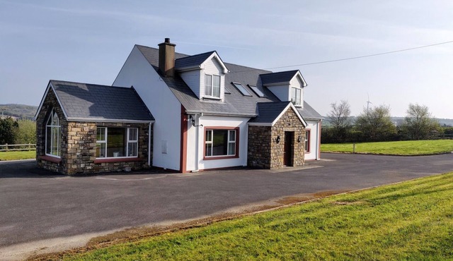 10 mins to Rossnowlagh, Bundoran - spacious home with outdoor seating, BBQ, play in Ballyshannon