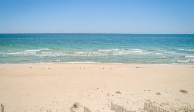 10% off all remaining July weeks! 2 bed 1 bath ON THE BEACH!