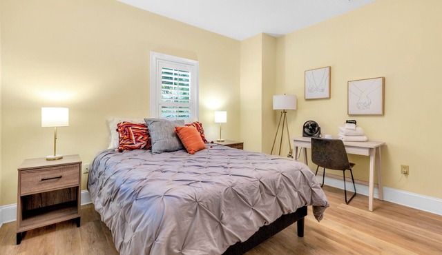1142- Bamboo Oasis, Great Entertaining, 1 Mile to Arenas, Pet & Family Friendly in Jacksonville