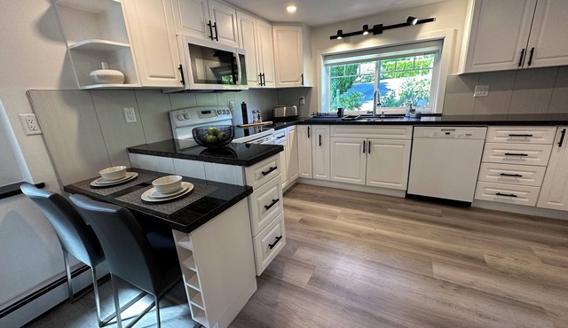 2BD cozy guest suite in West Vancouver in West Vancouver