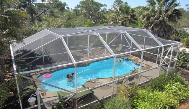 3 Min to Beach,Lrg Pvt Pool BeachEquipmnt Dogs Allowed, July 4- 11 & 7/25-8/1