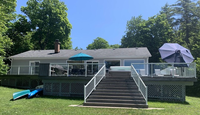 4 Season Muskoka Cottage with Beach and Hot Tub in Bala