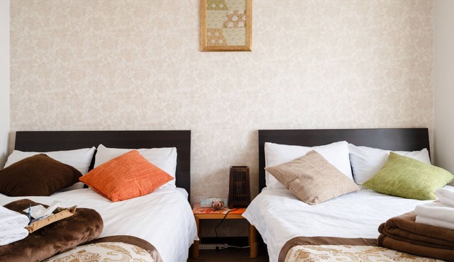 5-minute walk from Nihonbashi Station/Kuromon Ichiba, Shinsaibashi, and Namba are within walking distance/24-hour supermarket and convenience store nearby/Luggage storage available in front of the building/Families are welcome/Fixed Wi-Fi available in Osaka City