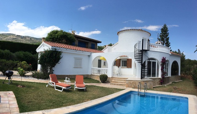 Air-conditioned Villa with WiFi and Heated Private Pool in Beautiful Garden in Alcossebre