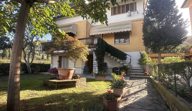 Appartamento Raffaello in riva al lago con giardino e piscina in Massaciuccoli